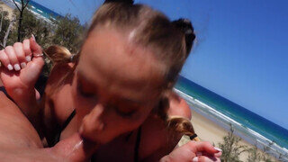Modell kolosszális didkós világos szőke fiatalasszony a tengerparton kúr