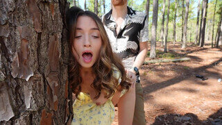 Brooke Tilli a nagyon vadító amatőr lány meghágva az erdőben